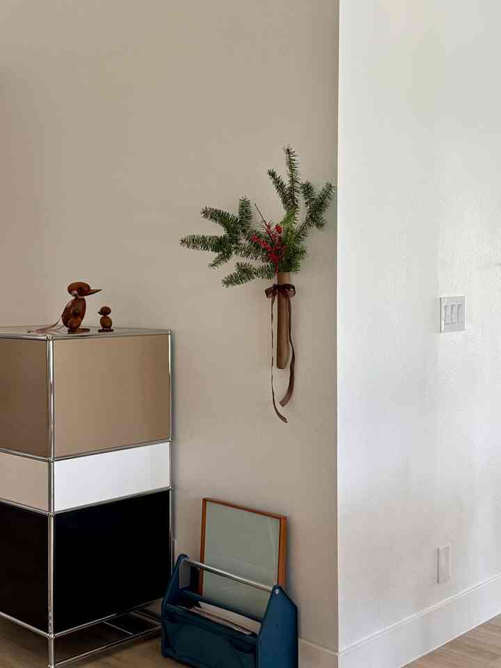 Just a little holiday touch 🌲

#holidayvibes 
#holidaydecoration
#cozycorners
#christmasdecor
#walldecor
#homeinspiration

