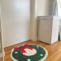 This bath rug makes me happy every time I step into the bathroom❤️💚
#christmasdecor #simpledecor #bathroomdecor