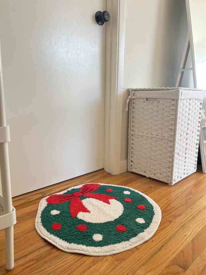 This bath rug makes me happy every time I step into the bathroom❤️💚

#christmasdecor #simpledecor #bathroomdecor