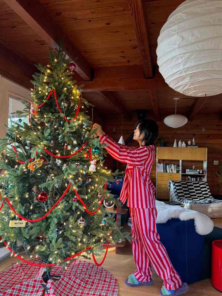A cozy corner that makes winter feel brighter.
Decorating the tree in our wood toned living room always turns the whole house into a warm little cabin for the season 🧤🧣

#cozyhome #wintervibes #holidaydecor #woodinterior #seattlehome #cabinliving
