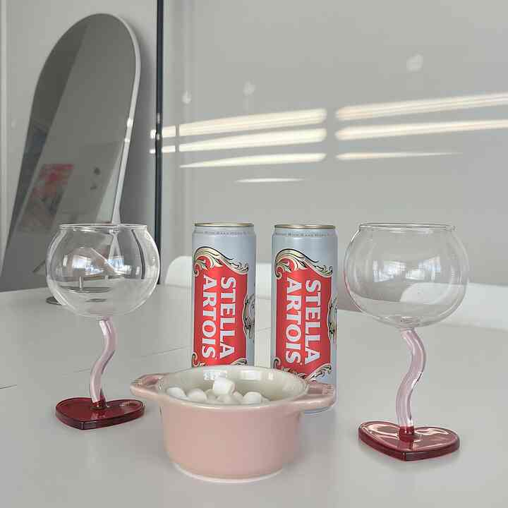 Lifting up the mood with these cute wine glasses🍷❤️

#whiteinterior #wineglasses #simpleinterior
