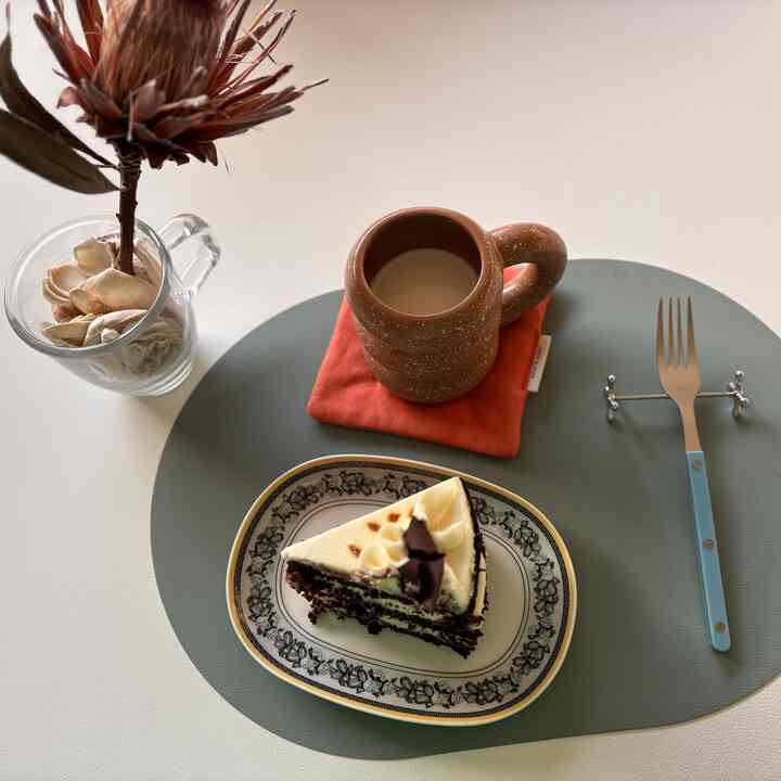 Momen manis kecil dengan hadiah Ohouse saya — mug hangat bernuansa tanah ini dan garpu lucu dari paket selamat datang.🎁
Mereka membuat waktu istirahat makan siang saya terasa lebih nyaman ✨🍰🥛

#OhouseGather #WelcomeChallenge
#Sweettime #cozymoment #Ohousewelcomekit

