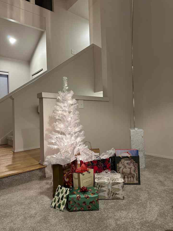 Kicking off Thanksgiving with an early White Elephant gift exchange 🎁 Feeling extra grateful today! 🙏🏻

#WelcomeChallenge #OhouseGather #OhouseGlow #OhouseGrateful #gatherandglow #friendsgiving #thanksgivingdecor #cozyhome #whiteinterior #lamp #interior #kartell #coffeetable #livingroomfurniture #designchair #designlamp #livingroomtable #designfurniture #cassina #interiorfurniture #livingroomsofa #decoratingtips #designer #livingroominterior #chairrecommendation #table #monochrome #livingroomlighting #moderninterior #light 