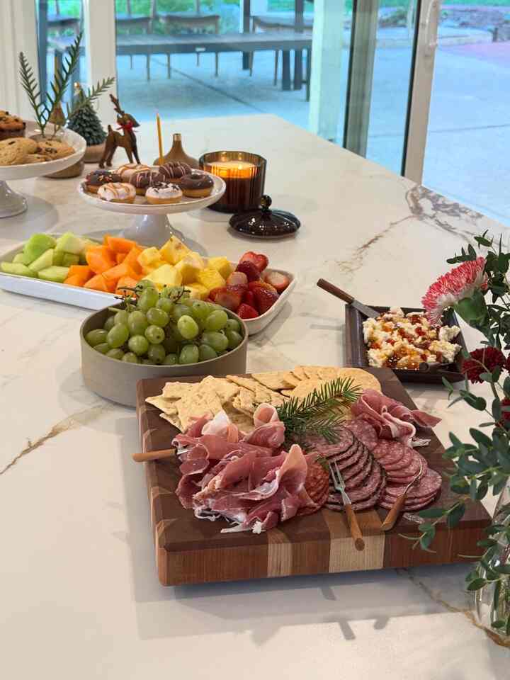 #friendsgiving2025
Good vibes, good food, and friends🍷


#ohousegather
#gatherandglow
#friendsgiving
#cozyhome
#thanksgivingdecor