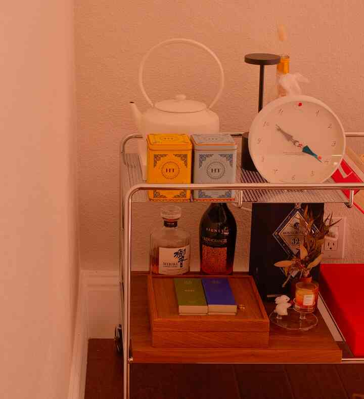 Bar cart but also, everything cart 😆

#barcart #trolley #cozycorner #diningroomcorner #cozydining 