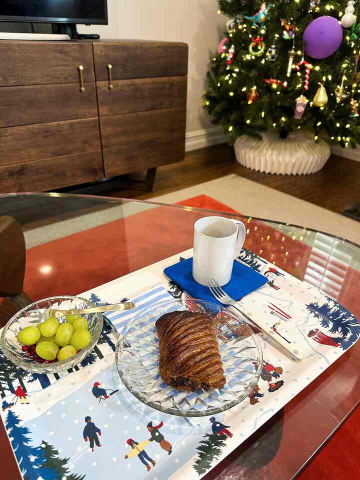 Starting the morning with pastries and twinkle lights.✨🥰🎄

#holidaydecor #christmasdecor #holidaytable #brunch 