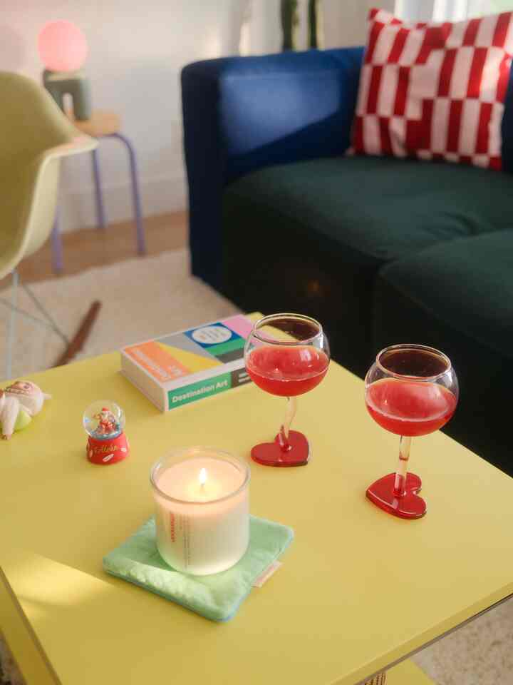 Cozy, snuggly December vibes in the living room! Loving my new love wave wine glasses from ohouse. I'm feeling extra festive with these and will be using them all month long. #ohouse #ohousegather #festiveglasses #homedecor 