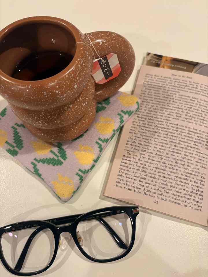 Lihatlah cangkir impian ini dan warna-warnanya yang lembut dan nyaman! Gagangnya terasa seperti dibuat untuk tangan saya, sehingga memegangnya terasa sangat nyaman. Bibir cangkirnya yang sedikit menyempit membawa setiap aroma langsung ke Anda, dan keramik tebalnya menjaga minuman Anda tetap hangat, bertahan lebih lama di tangan dan hati Anda. ☕️

#WelcomeChallenge #OhouseGrateful
#CozyVibes #BookLover #ReadingTime #MugLife #GlassesStyle #HomeAesthetic
#SimplePleasures #OhouseGather