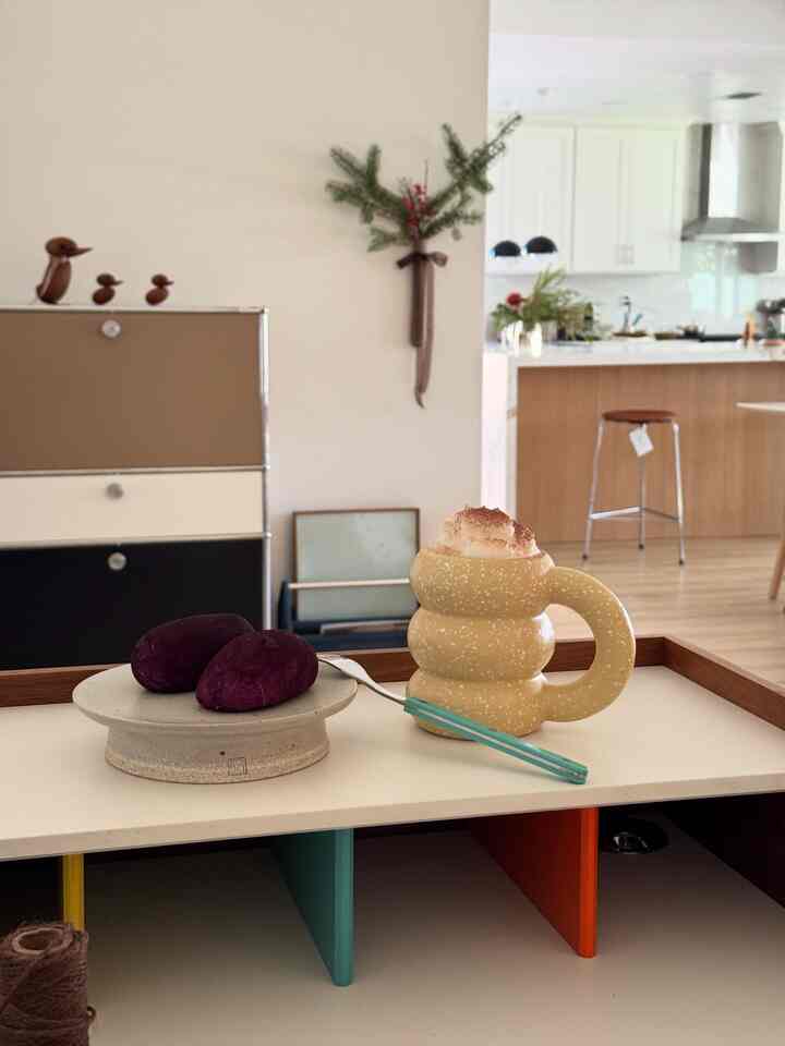 Me time with my morning coffee and a little snack.🤎

The Speckled Bold cup keeps my coffee hot way longer than I expected. Love it! 

#welcomechallenge
#modernhome
#cozyhome
#minimalisthome
#mcm