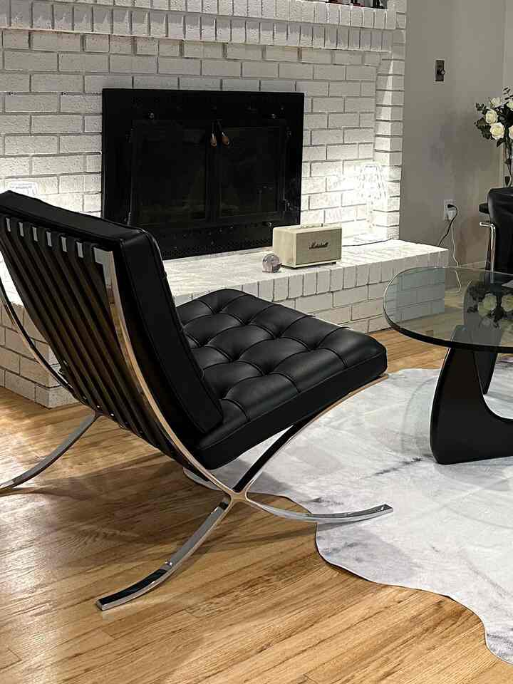 Tak ada yang mengalahkan kehangatan cahaya lampu dan bunga kami—menciptakan suasana ideal untuk berkumpul di rumah.

#TantanganSelamatDatang #OhouseGather #OhouseGlow #OhouseGrateful #gatherandglow #friendsgiving #thanksgivingdecor #cozyhome #blackinterior #lamp #interior #kartell #coffeetable #livingroomfurniture #designchair #designlamp #livingroomtable #designfurniture #cassina #interiorfurniture #livingroomsofa #decoratingtips #designer #livingroominterior #chairrecommendation #table #monochrome #livingroomlighting #moderninterior #light