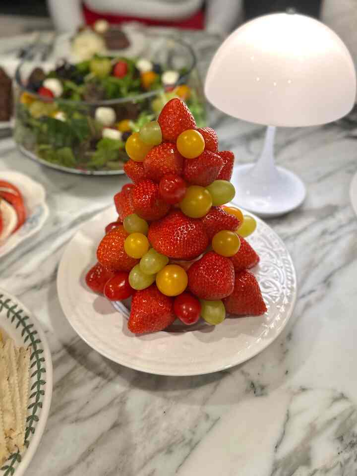 スワイプして、このクリスマスツリーの作り方をご覧ください🍓🍇（フレンズギビングのためなら何でもします🤣）

#WelcomeChallenge #OhouseGather #OhouseGlow #OhouseGrateful #gatherandglow #friendsgiving #thanksgivingdecor #cozyhome #whiteinterior #lamp #interior #kartell #coffeetable #livingroomfurniture #designchair #designlamp #livingroomtable #designfurniture #cassina #interiorfurniture #livingroomsofa #decoratingtips #designer #livingroominterior #chairrecommendation #table #monochrome #livingroomlighting #moderninterior #light