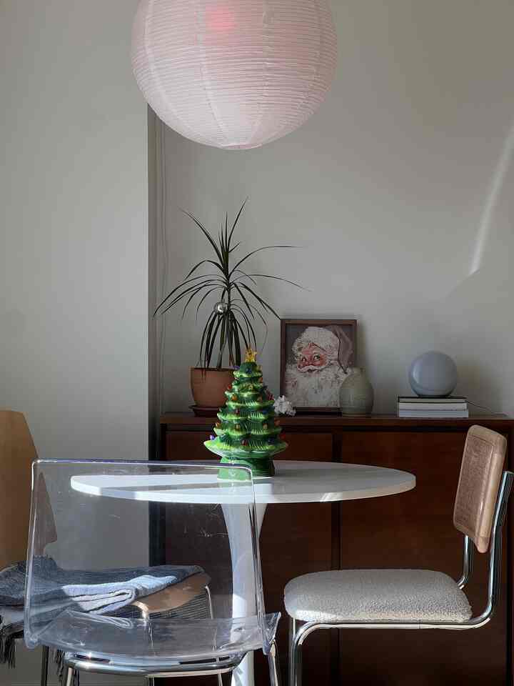 Small space doesn’t mean skipping the tree🎄
#cozyhome #minimal #smallspace