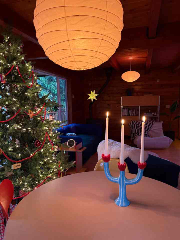 Di musim dingin, lampu-lampu kecil selalu mengubah segalanya 🕯️

#tempatlilin #holidaydecor #tabledecor #cozycabin #winterhome #interiorinspo #modernvintage