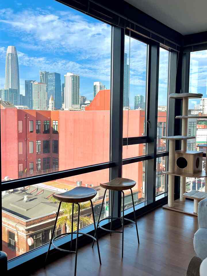 北向きの光は独特の落ち着きを与えてくれます☁️✨
この小さな窓辺のバーは、日中の私のお気に入りの場所になりました。静かで柔らかで、決して明るすぎることはありません。
自然光が差し込む角度が異なり、木製のスツールに温かみを与え、空間全体に少し落ち着きを与えてくれます。

ここで読書をしたり、温かい飲み物を飲んだり、あるいは街のゆっくりとした動きを眺めたりしています。
時には、シンプルなコーナーが最高の安らぎをもたらしてくれることもあります。

#windowaesthetic #cozycorners #neutralhome #minimaldecor #northerexposure #softlight #homeaesthetic #calmspaces #barstoolstyle #interiorvibes