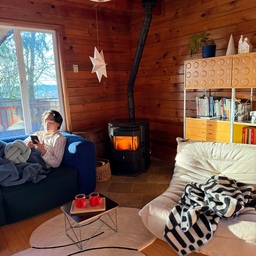 Morning sun. Warm fire. Happy Saturday!
#cozyhome #moderncabin #wintermornings #woodstove #livingroomdecor #interiorstyle #seattlehome #sunlitspaces #slowmorningvibes #warmminimalism
