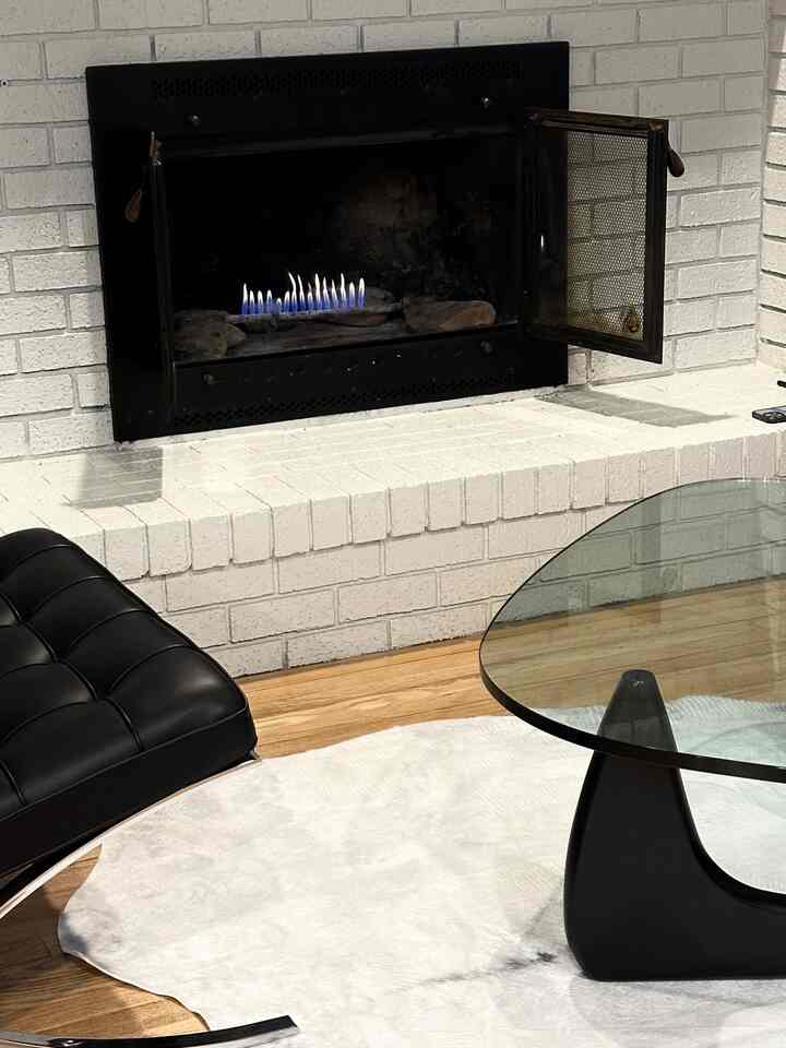 暖炉の灯り + ホリデー気分 + ボードゲームで競い合う = 完璧な冬の夜 🎲🔥
#WelcomeChallenge #OhouseGather #OhouseGlow #OhouseGrateful #gatherandglow #friendsgiving #thanksgivingdecor #cozyhome #whiteinterior #lamp #interior #kartell #coffeetable #livingroomfurniture #designchair #designlamp #livingroomtable #designfurniture #cassina #interiorfurniture #livingroomsofa #decoratingtips #designer #livingroominterior #chairrecommendation #table #monochrome #livingroomlighting #moderninterior #light