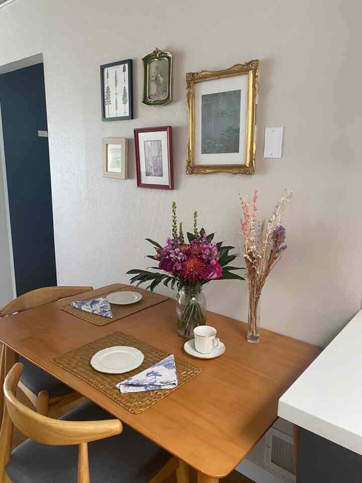 Love the pop of color flowers can bring to any space! #diningroom #bouquet #finechina #placemats