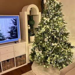Finished decorating my Christmas corner and I’m obsessed with how cozy it turned out. Soft lights, winter greens, and a little sparkle—my favorite part of the season ✨🎄
#OhouseGrateful #Ohouseglow #WelcomeChallenge #OhouseGather #gatherandglow #cozyvibes #ChristmasDecor #HolidayVibes #CozyHome #ChristmasTree #HomeAesthetic #WinterDecor #FestiveSeason #HomeStyling #HolidayInspo
