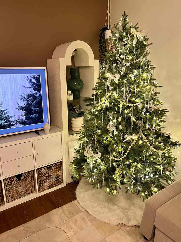 Finished decorating my Christmas corner and I’m obsessed with how cozy it turned out. Soft lights, winter greens, and a little sparkle—my favorite part of the season ✨🎄

#OhouseGrateful #Ohouseglow #WelcomeChallenge #OhouseGather #gatherandglow #cozyvibes #ChristmasDecor #HolidayVibes #CozyHome #ChristmasTree #HomeAesthetic #WinterDecor #FestiveSeason #HomeStyling #HolidayInspo
