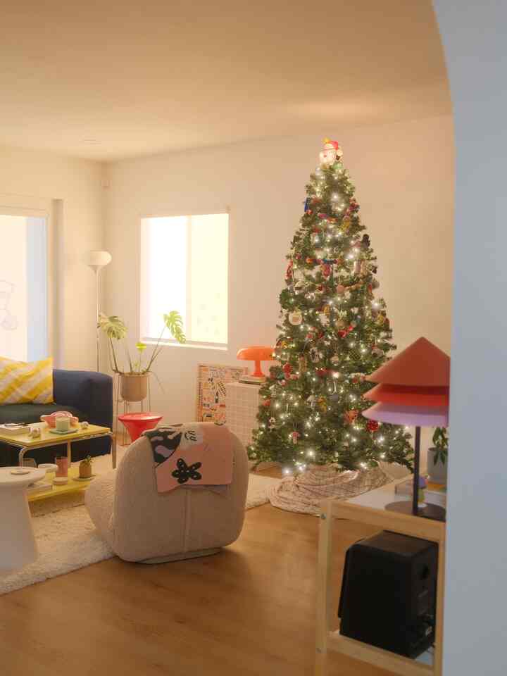 View from the kitchen 🎄✨ #ohousetree #ohouseglow #christmastreedecor 