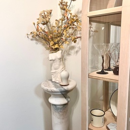 Styling small corners like this makes the whole home feel more intentional and serene.
#OhouseGather #Ohouse #HomeDecor #CozyHome #FallVibes #HolidaySeason #Ohouseglow #WelcomeChallenge  #gatherandglow 