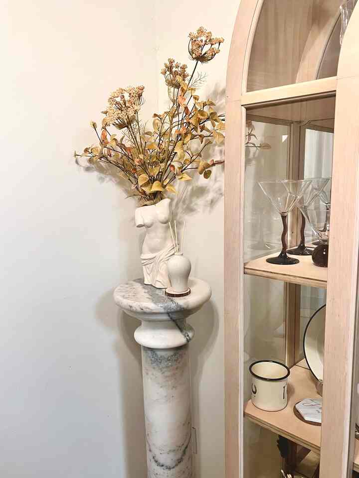 Styling small corners like this makes the whole home feel more intentional and serene.

#OhouseGather #Ohouse #HomeDecor #CozyHome #FallVibes #HolidaySeason #Ohouseglow #WelcomeChallenge  #gatherandglow 