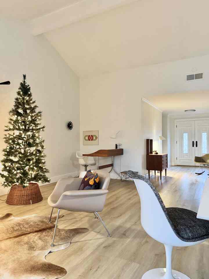 A minimal Christmas tree moment before the ornaments. Love it! 🌲✨

Do you prefer your Christmas tree with ornaments or without?

 #OhouseTree #OhouseGlow #CozyHome #christmastree #festiveaccents #minimalinterior



