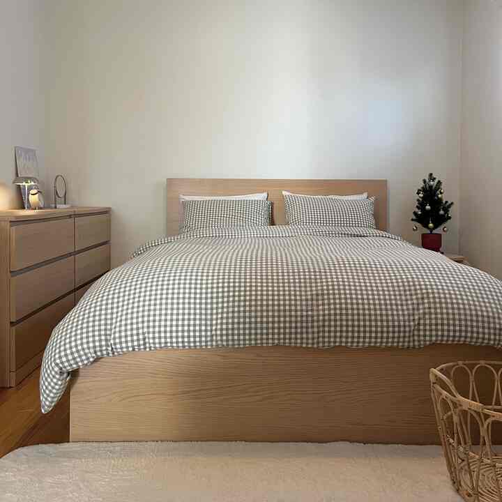 Merapikan tempat tidur setiap pagi memberi saya awal yang segar dan membuat seluruh kamar tidur terlihat jauh lebih bersih dan rapi🌿

#dekorasikamar tidur #cozystyle #homeinspo #interiorstyle #bedroomgoals #minimalhome #tidyhome #styledbyme #homedecortips #dailyhomestyle