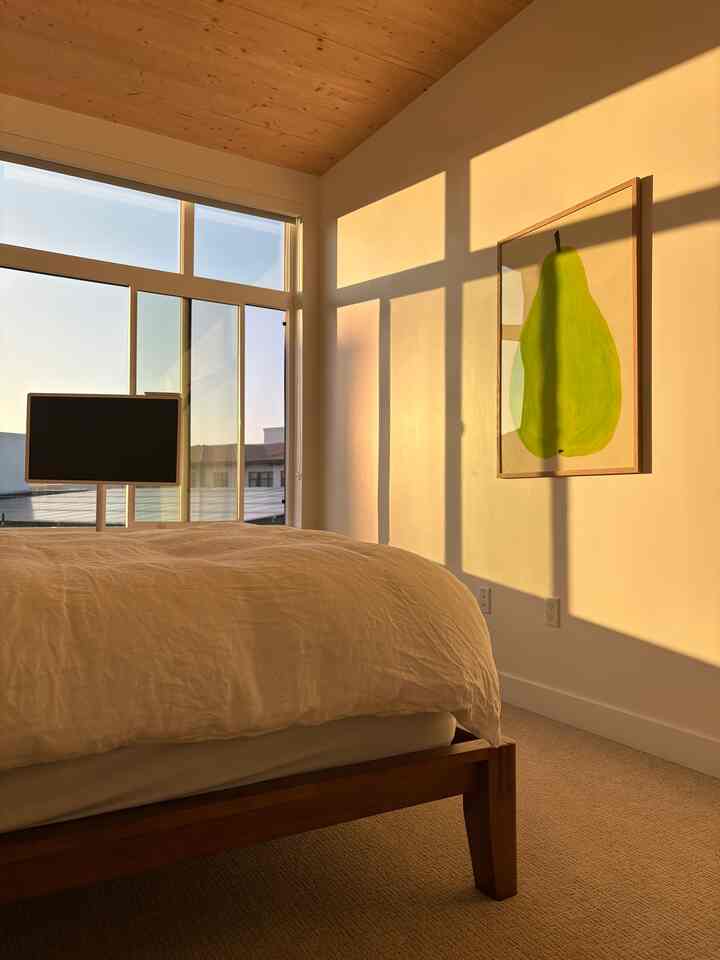 The sunset feels so warm in our bedroom🪟
#bedroom #cozy #interior #stanbyme #lg #wallart #wall 