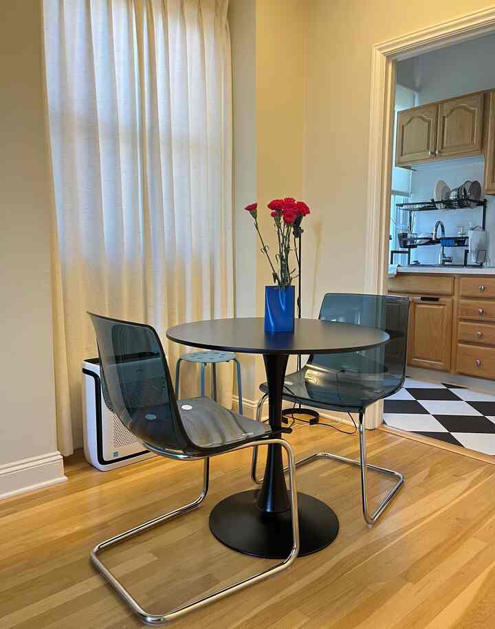 A simple space for good food and slow mornings!

#diningarea #flowers #food