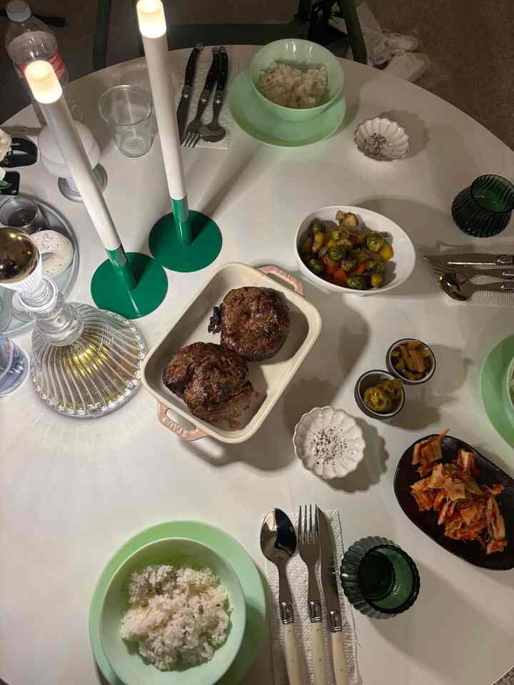 Steak dinner with a green-themed table setting


#ikea #christmasdeco