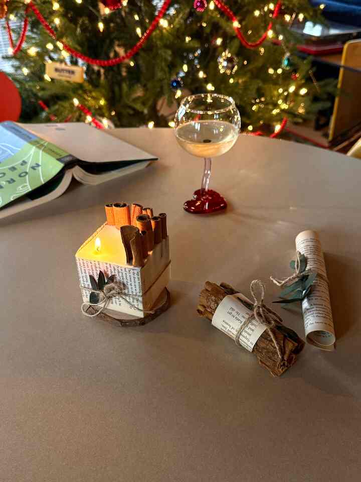 A quiet corner, lit on purpose ❤️

#cozyhome #seasonaldecor #wintertable #holidaydetails #quietmoments #athome