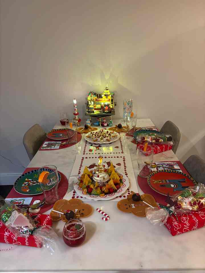 Everything was full of Christmas vibes. Thank you so much for the delicious food and gifts!

#christmas #christmasgift #christmastable #tableware #OhouseCozy #OhouseGlow #OhouseStyling #OhouseGather #CozyHome
