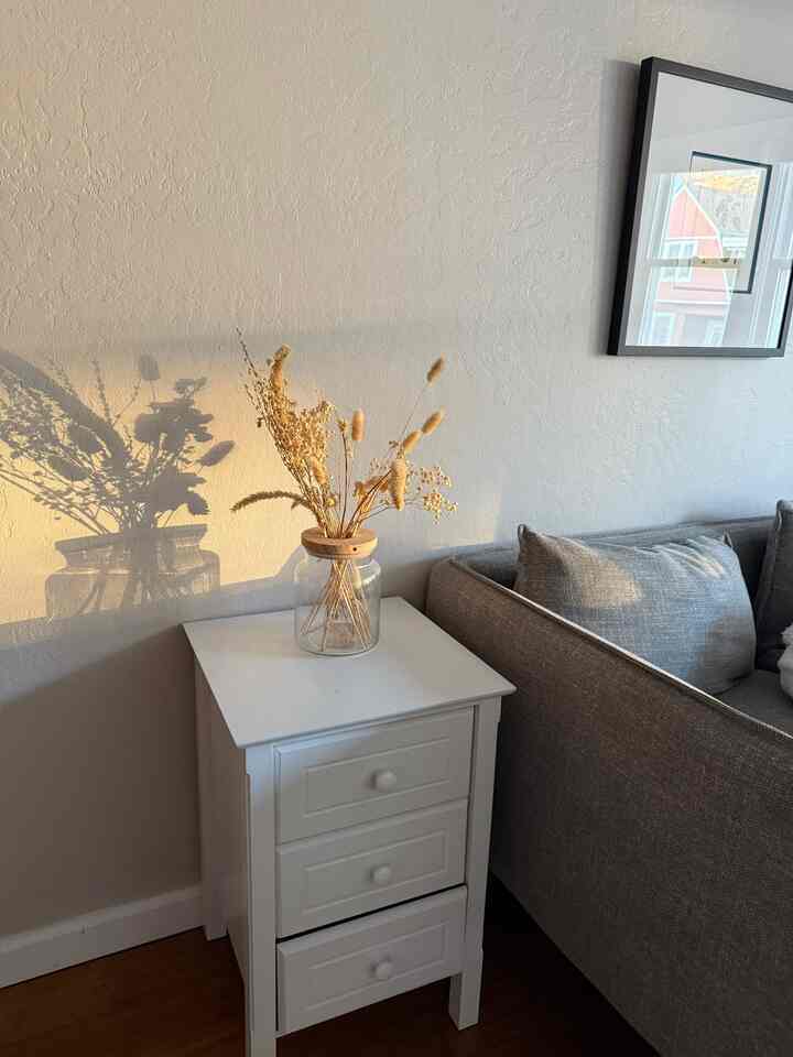 Golden hour 🌞 is my favorite time of day #livingroom #goldenhour #driedflowers