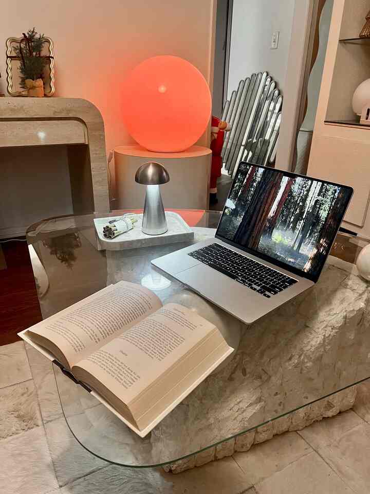 Menciptakan sudut malam yang nyaman dengan pencahayaan lembut dan momen-momen sederhana. ✨🌙

#Ohouse #OhouseGlow #OhouseGrateful #CozyHomeDecor #WarmLights #HeartGlass #TableInspo #InteriorMood #CozyEvenings #InteriorInspo #SlowEvening #ReadingAtHome #MoodLighting