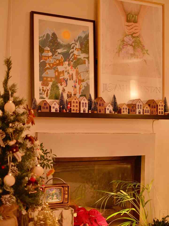 Obsessed with this little village
& my first popmart purchase 😆♥️

#holidaydeco #cozycorners #homeinspiration #glowseason #livingroomdeco 