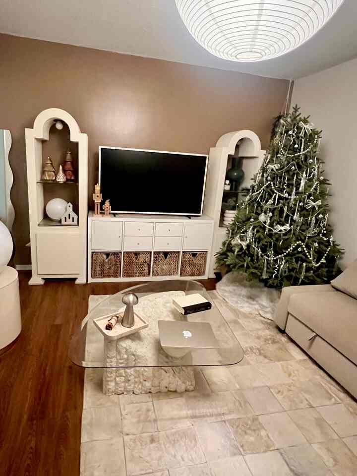 Ruang tamu ini tercipta secara bertahap, tetapi hasilnya sepadan.

Furnitur sederhana, warna-warna lembut, dan tata letak yang terasa pas.
Ini adalah tempat di mana saya menghabiskan sebagian besar waktu saya.

#Ohouse #OhouseGather #livingroomdecor #OhouseGrateful #Ohouse #OhouseGlow #modernhome #cozyliving #interiorstyle #homeinspo

