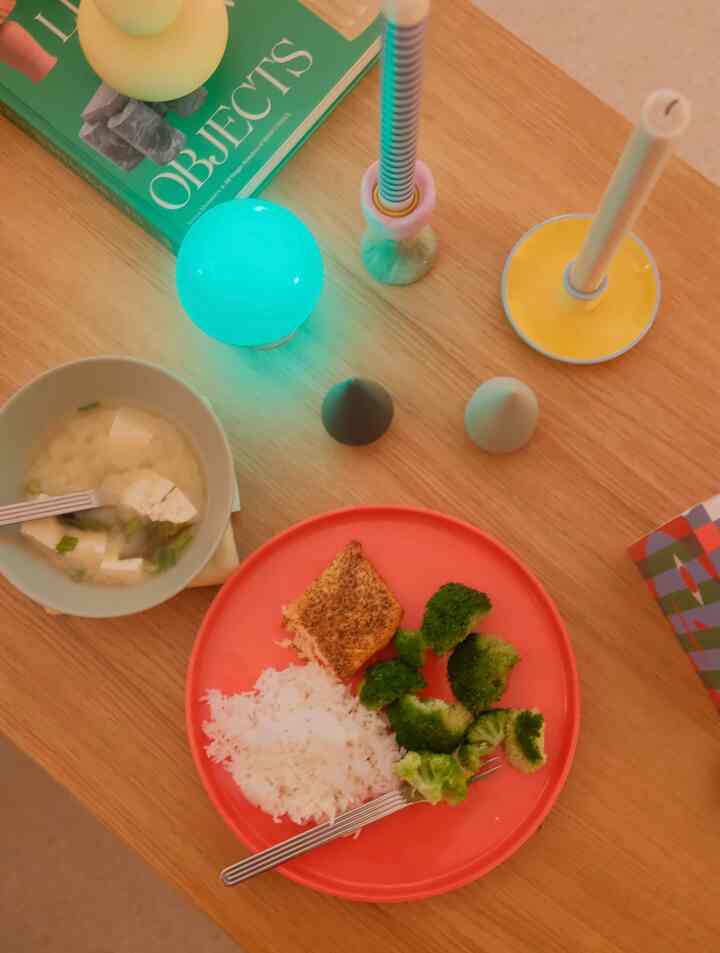 When you make dinner for one and eat in the livingroom and make it cozy :) #coffetablevibes #ohouseglow #coffetablethings 