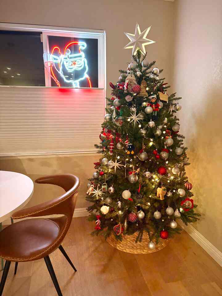 
Cozy Christmas tree🎄


#Ohouseholiday #Ohouseglow #OhouseTree
#cozycorners #glowseason #homeinspiration #livingroom #livingroomdecor #christmasdecor #christmastree #holidayseason