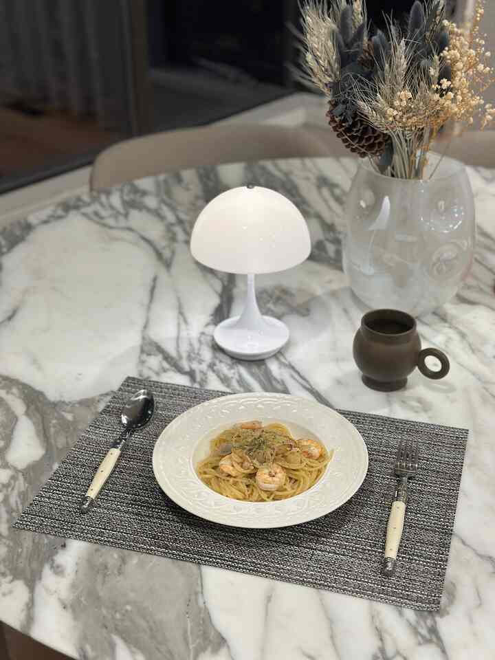 Love the clean dining table after a nice cozy dinner 🤍

#OhouseCozy #OhouseGlow #OhouseStyling #CozyHome #OhouseReset #modern #Ohousecleanse #NewYearReset #lamp #interior #kartell #coffeetable #livingroomfurniture #designchair #designlamp #livingroomtable #designfurniture #cassina #interiorfurniture #livingroomsofa #decoratingtips #designer #livingroominterior #blackinterior #table #monochrome #livingroomlighting #moderninterior #light 