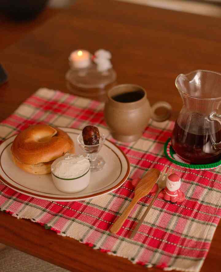 A simple solo breakfast but with a mini santa as a company🎅🏻♥️

#welcomechallenge #ohouse #holidaytablesetting #cozyhome #homeinspiration #cozydining