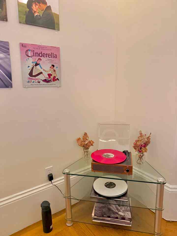 Music makes every room better #retro #modern #livingroom