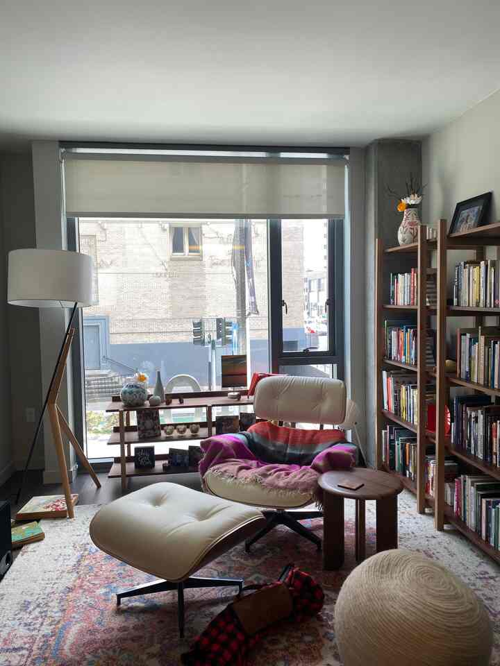 Can you tell an architect lives here? 😍 #hermanmiller #eamschair #eclectic