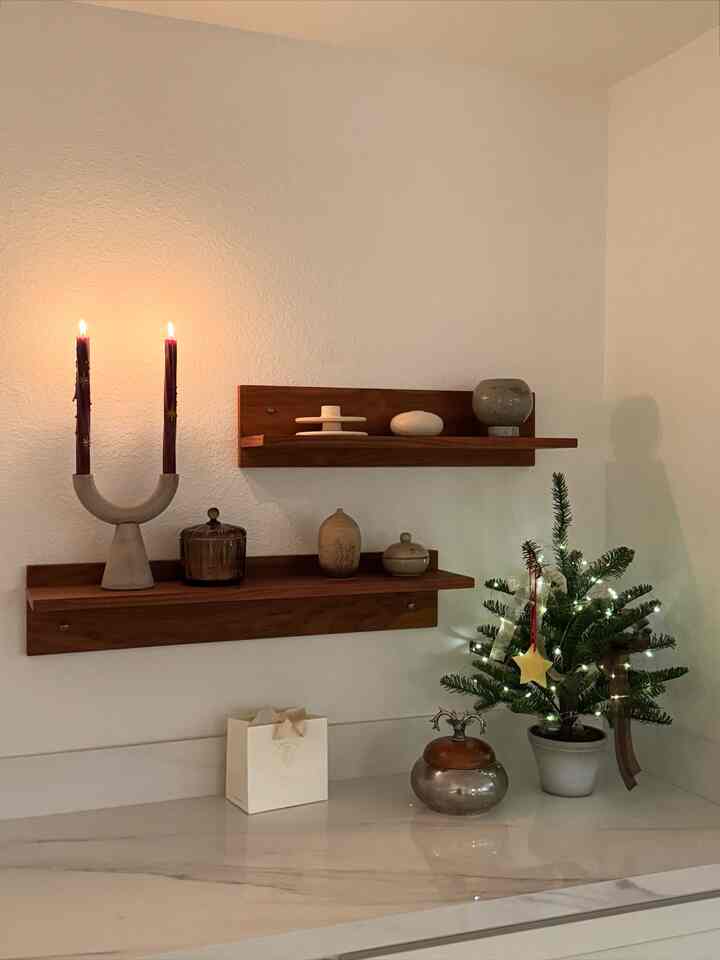 Cozy corners, Christmas mood on 🤍✨
Loving the new scented ornament on our mini tree.

#OhouseTree #OhouseGlow #CozyHome #minichristmastree #christmastree #ornament #shelfdecor #walldecor