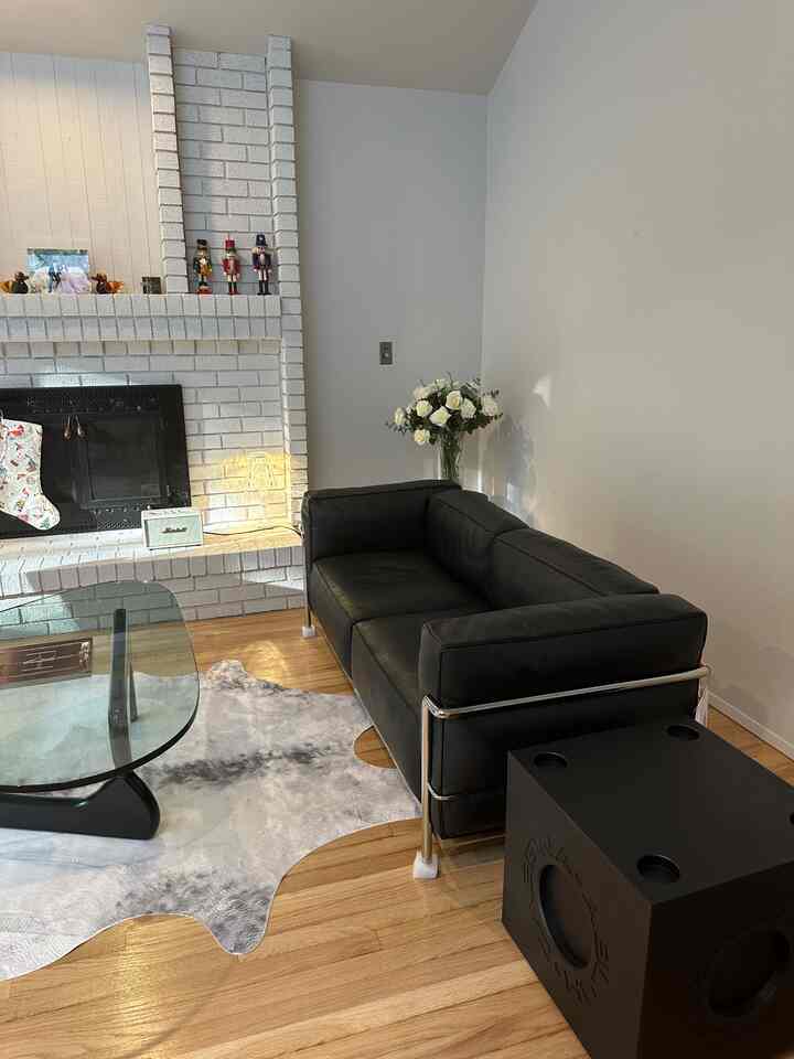 Ini dia penampakan sudut nyaman kami setelah bersih-bersih rumah! 🖤

#OhouseCozy #OhouseGlow #OhouseStyling #CozyHome #OhouseReset #modern #Ohousecleanse #NewYearReset #lamp #interior #kartell #coffeetable #livingroomfurniture #designchair #designlamp #livingroomtable #designfurniture #cassina #interiorfurniture #livingroomsofa #decoratingtips #designer #livingroominterior #blackinterior #table #monochrome #livingroomlighting #moderninterior #light