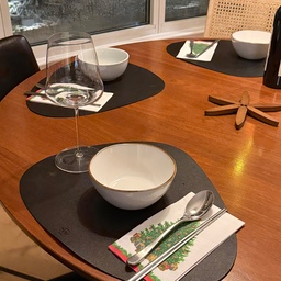 A little holiday magic at the table ✨
Wood tones, black placemats, and just the right festive accents — Riedel wine glasses and Christmas tree napkins.
Sometimes it’s the small details that make a meal feel truly special.
#OhouseTree #OhouseGather #OhouseGlow #holidaytable #christmastabledetails #cozyhome #homedecor #wintervibes #festivehome #tableinspo #neutralhome #woodtones #christmasdecor