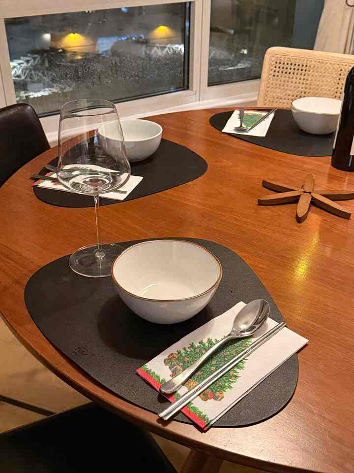 A little holiday magic at the table ✨
Wood tones, black placemats, and just the right festive accents — Riedel wine glasses and Christmas tree napkins.
Sometimes it’s the small details that make a meal feel truly special.

#OhouseTree #OhouseGather #OhouseGlow #holidaytable #christmastabledetails #cozyhome #homedecor #wintervibes #festivehome #tableinspo #neutralhome #woodtones #christmasdecor