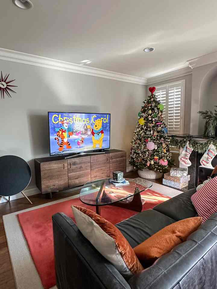 Christmas is just days away!🎄✨

#christmasdecor #cozyhome #holidaydecor #livingroominterior #holidayhome #midcenturyhome #christmastree #interiorinspo #holidayvibes 