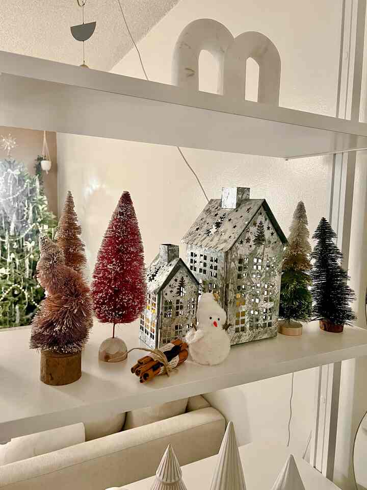 Sudut ini tercipta dengan sangat alami.

Tekstur lembut, logam hangat, dan sentuhan liburan yang halus membuatnya terasa tenang namun istimewa.

#OhouseTree #OhouseGather #OhouseGlow #CozyHome #holidaydecor #homeaesthetic #livingroomdecor #warmtones #cozyinterior