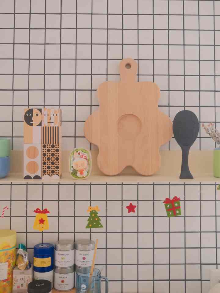 Little things like a christmas garland brings me joy ✨❤️ #homedecor #festivedecor  